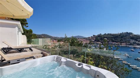 Hotel Plaza in Porto Azzurro with spa and restaurant 